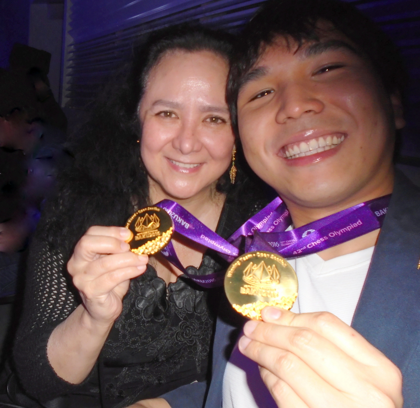 This year's Samford Fellow GM Wesley So and adoptive mom Lotis Key admire his two Olympiad gold medals after the presentation in Baku.