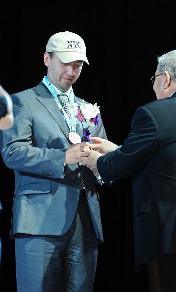 2012ChessOlympiadClosingCeremonyGataKamskyUSAPhotobyDavidLlada