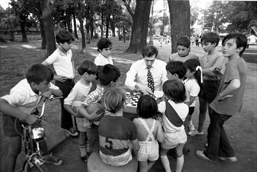 Bobby Fischer, Chess in Park, Children Gather Round, Buenos Aires, 1971